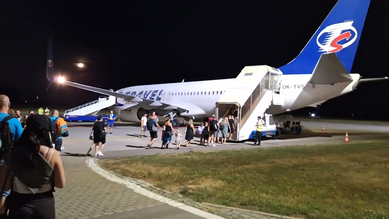 N&Aacute;STUP DO LETADLA BOEING 737-800 TRAVEL SERVIS ODLET Z BRNA DO HURGADY #airport