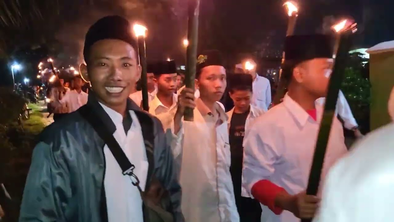 Grebek pawai 1000 obor dalam rangka memperingati maulid nabi Muhammad SAW tahun1444H / 2022M