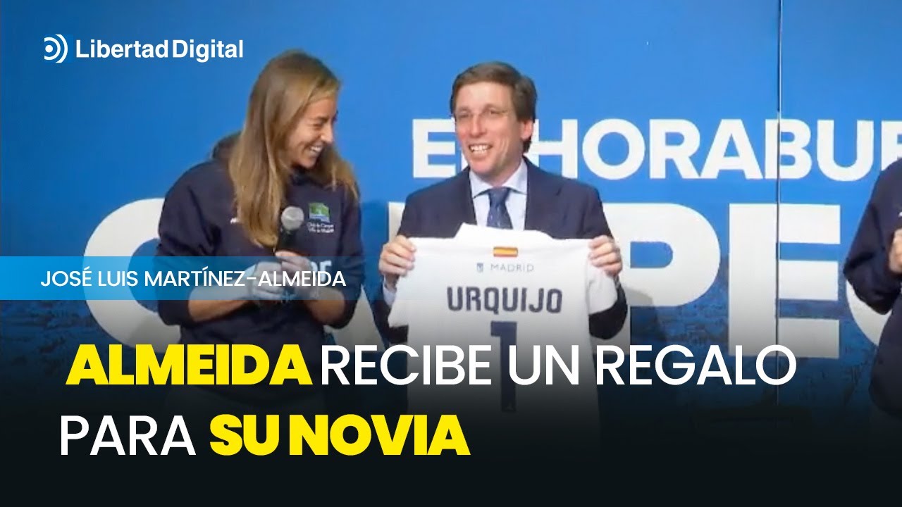 El momento en que el alcalde de Madrid recibe un regalo para su novia