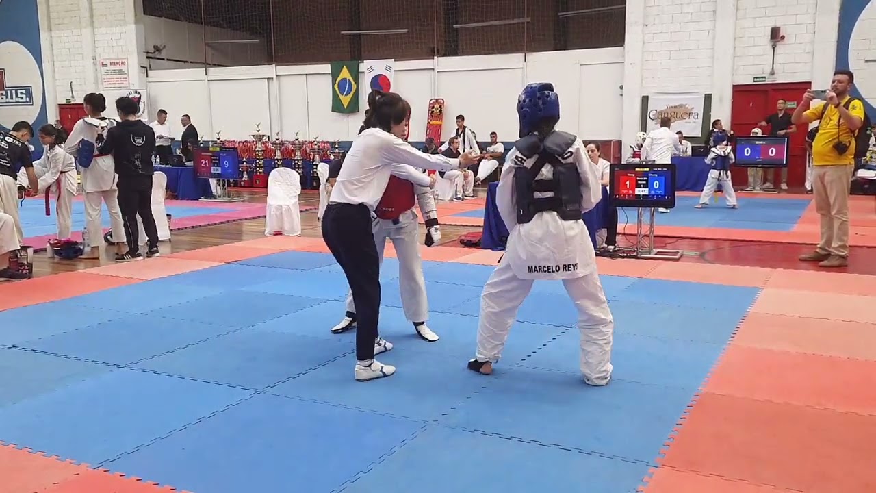 Ela é de vermelho taA