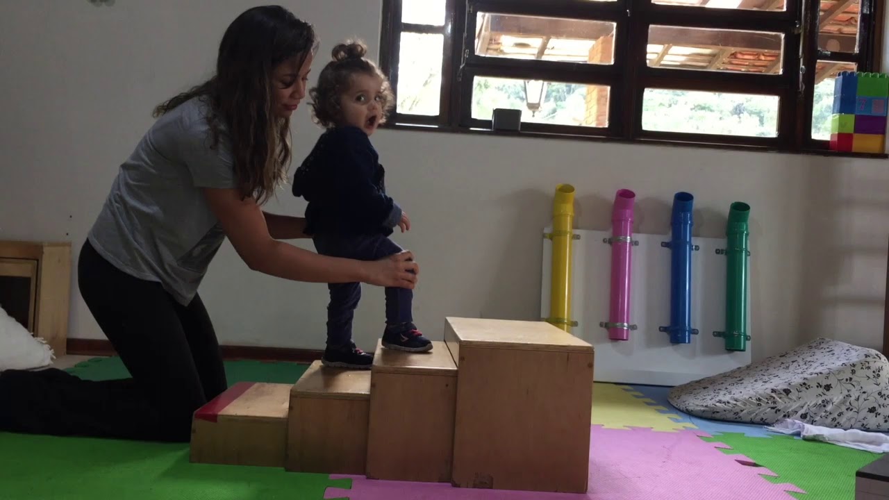 Laura na estimulação - atraso no desenvolvimento motor