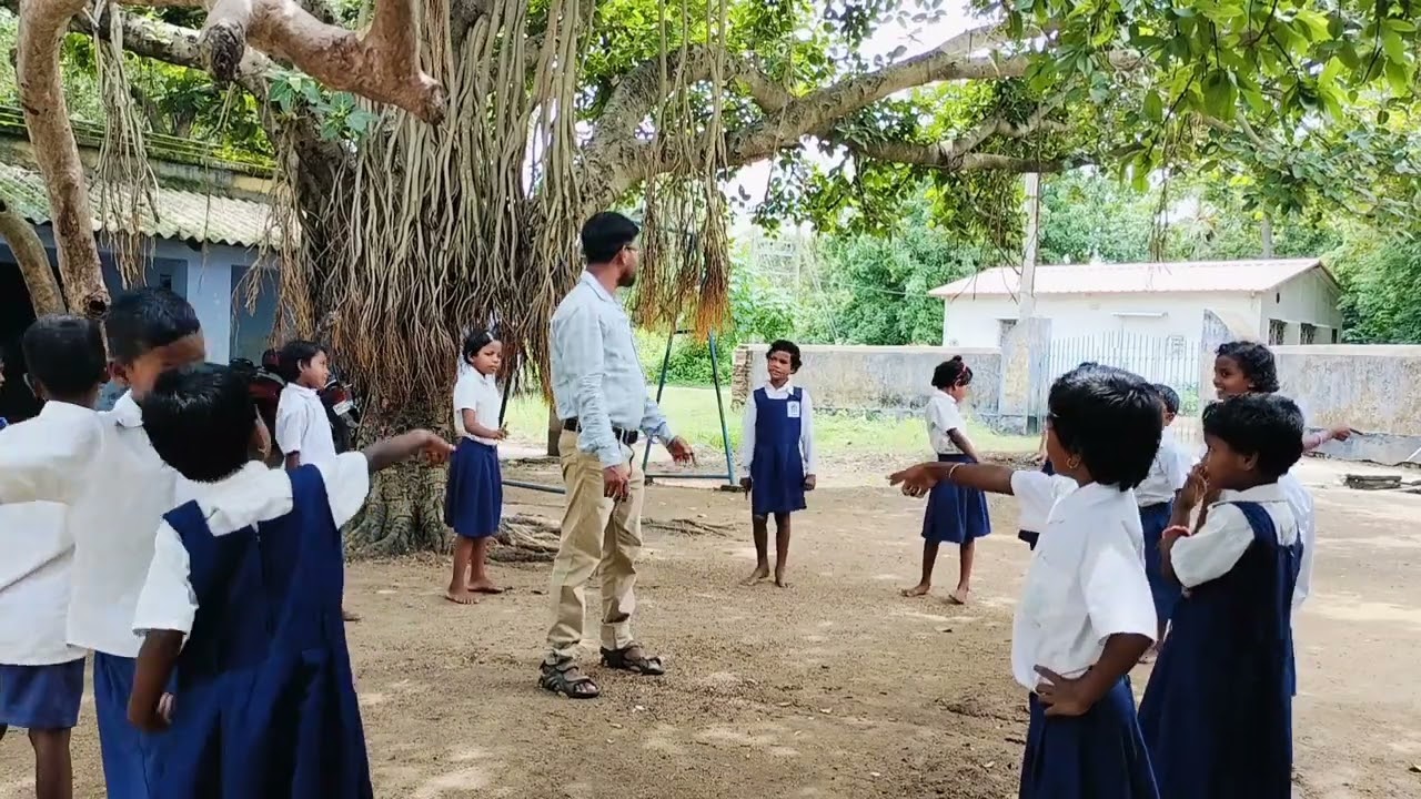 একটি বাঁদরে কি যে আদরে