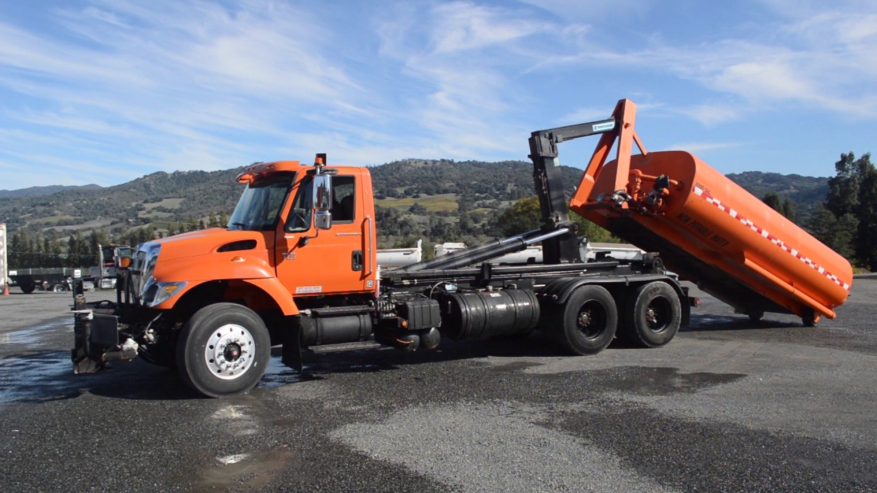 2003 International Hook Lift / Charter Trucks - u10477