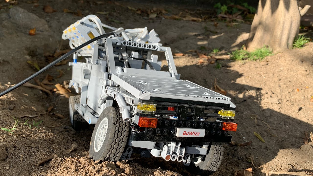 LEGO Toyota Hilux Buffed with a V6 Pneumatic Engine