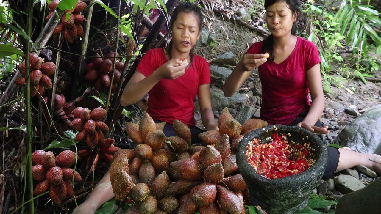 Wow! Mouth watering with she eat Salak sour fruit vs Hot peppers sauce - My Natural Food ep 61