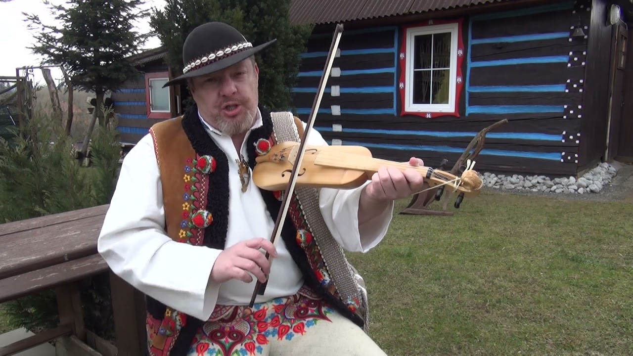 Daniel Damer hrá na goralských husliach- 