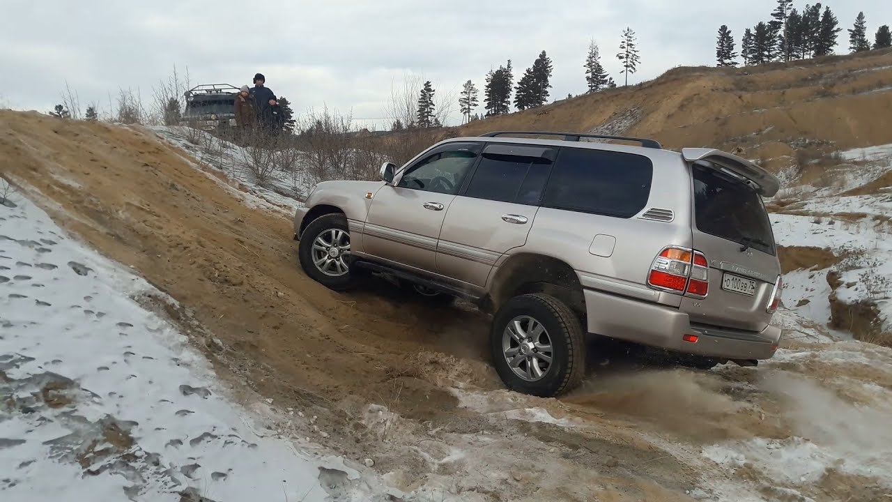 Land Cruiser 100, Lexus LX470, Discovery 4, Lada4x4 и др. штурмуют крутую горку в карьере. Offroad.