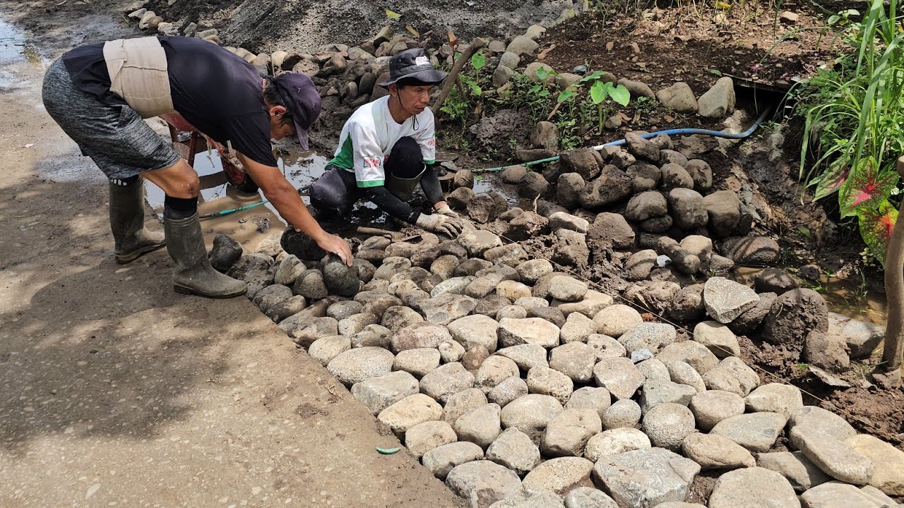 Menata pinggir jalan 