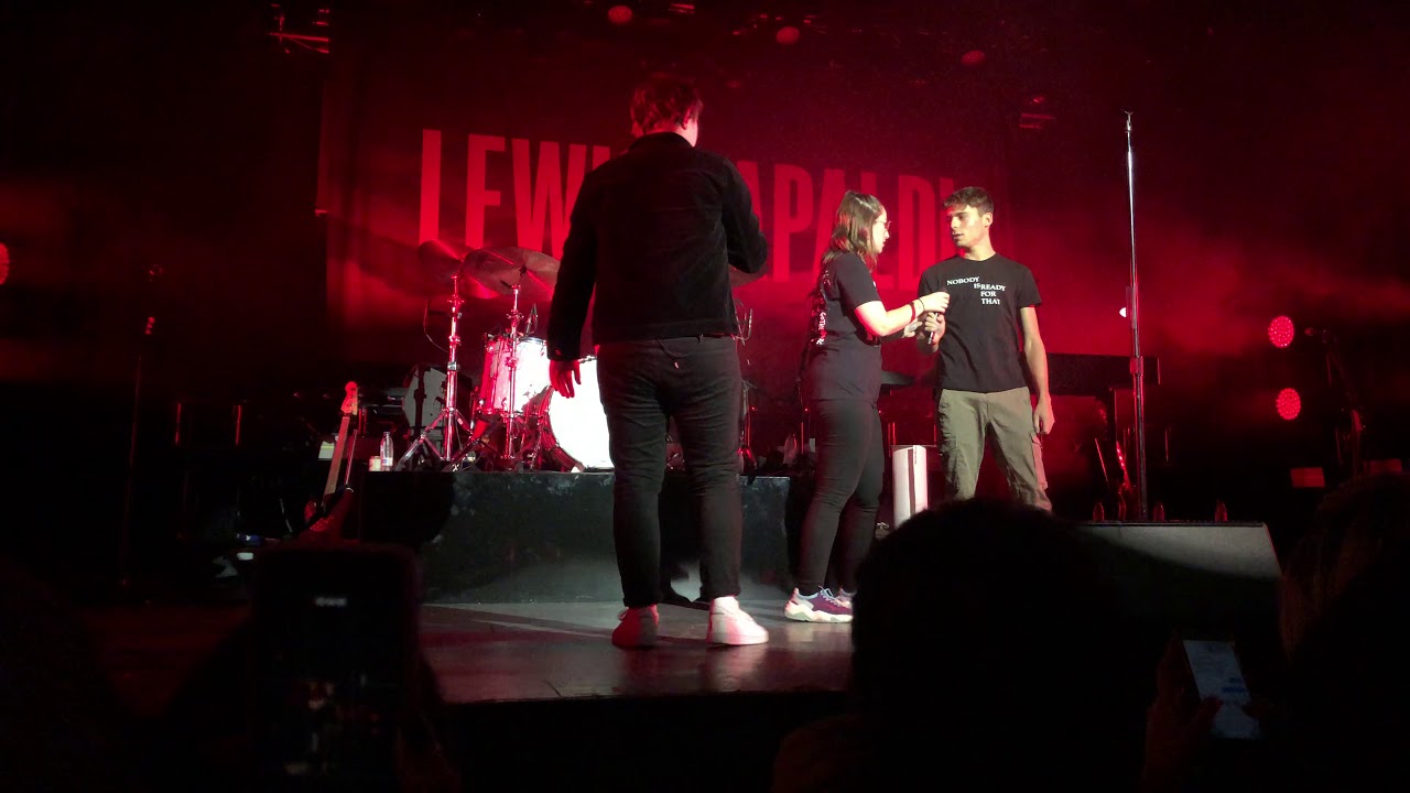 AMAZING!!LEWIS CAPALDI INVITES 2 FANS TO SING-AMAZING VOICE- LIVE MADRID 28 OCTOBER 2019