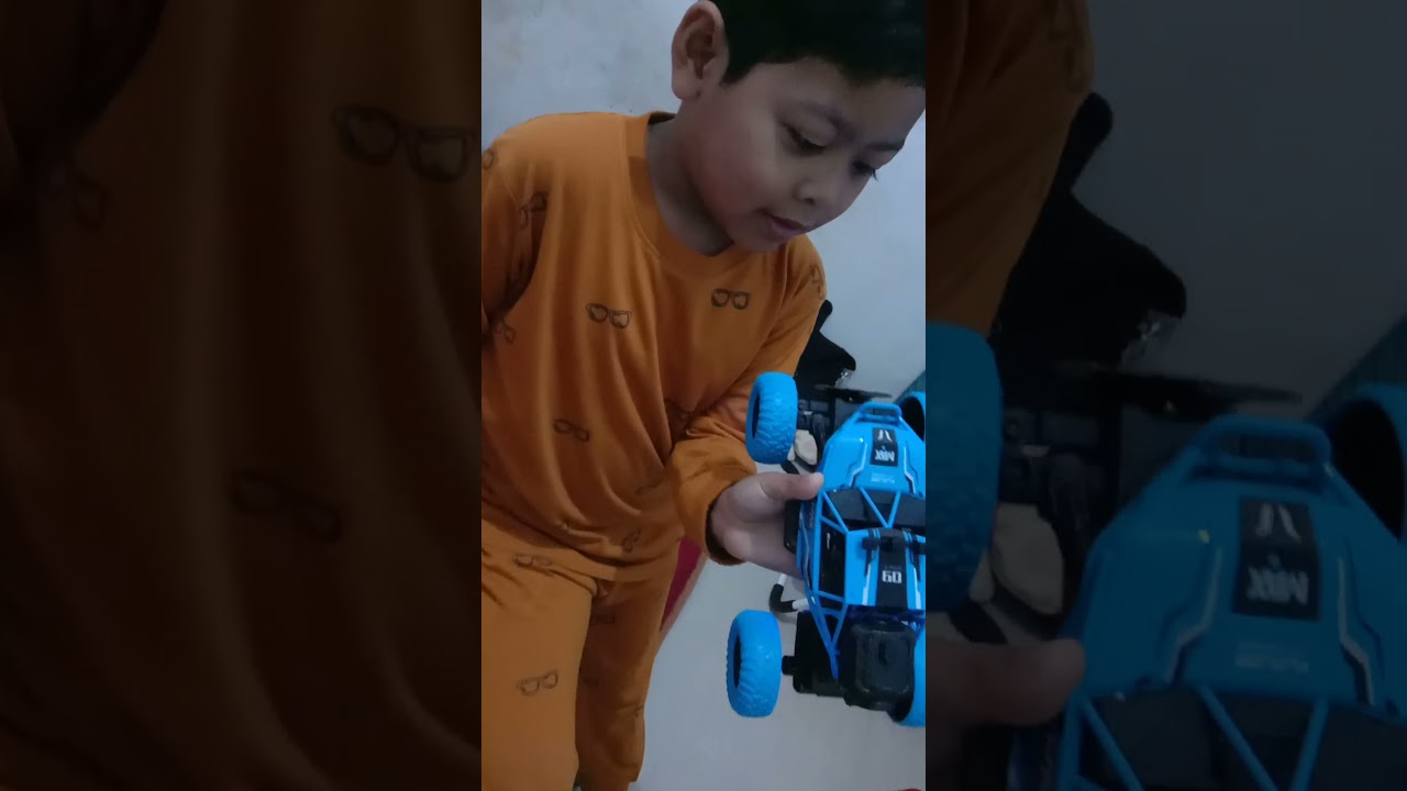 si bocah dapet mainan baru lagi dari ayah #mainananak #mobilremote #mobilcontrol #mobilbalap