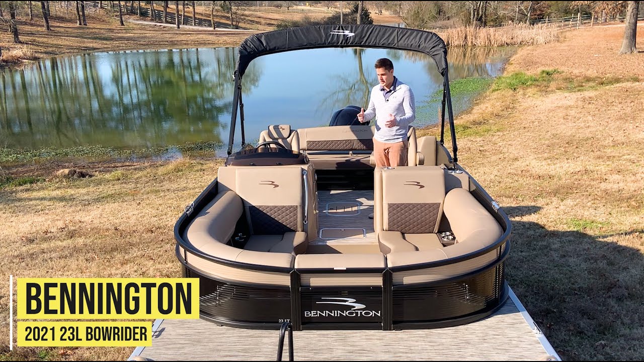 Review of the Bennington 23L Bowrider - Easy Driving.  Great for Entertaining and Watersports.