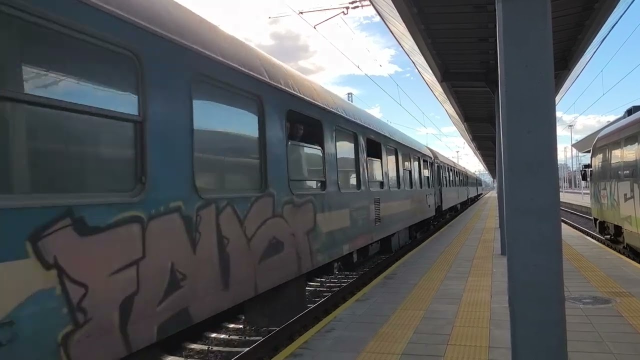 БВ 8613 Бургас-София пристига на ЦГ Пловдив с локомотив 80071 Тодор Каблешков 