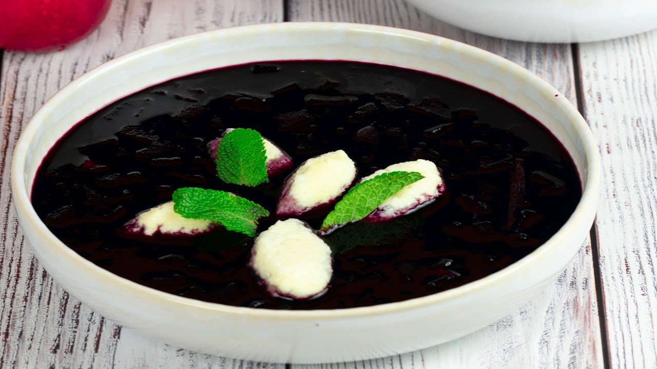 Fliederbeersuppe oder Holunderbeerensuppe mit Grießklößchen, Hausmannskost,