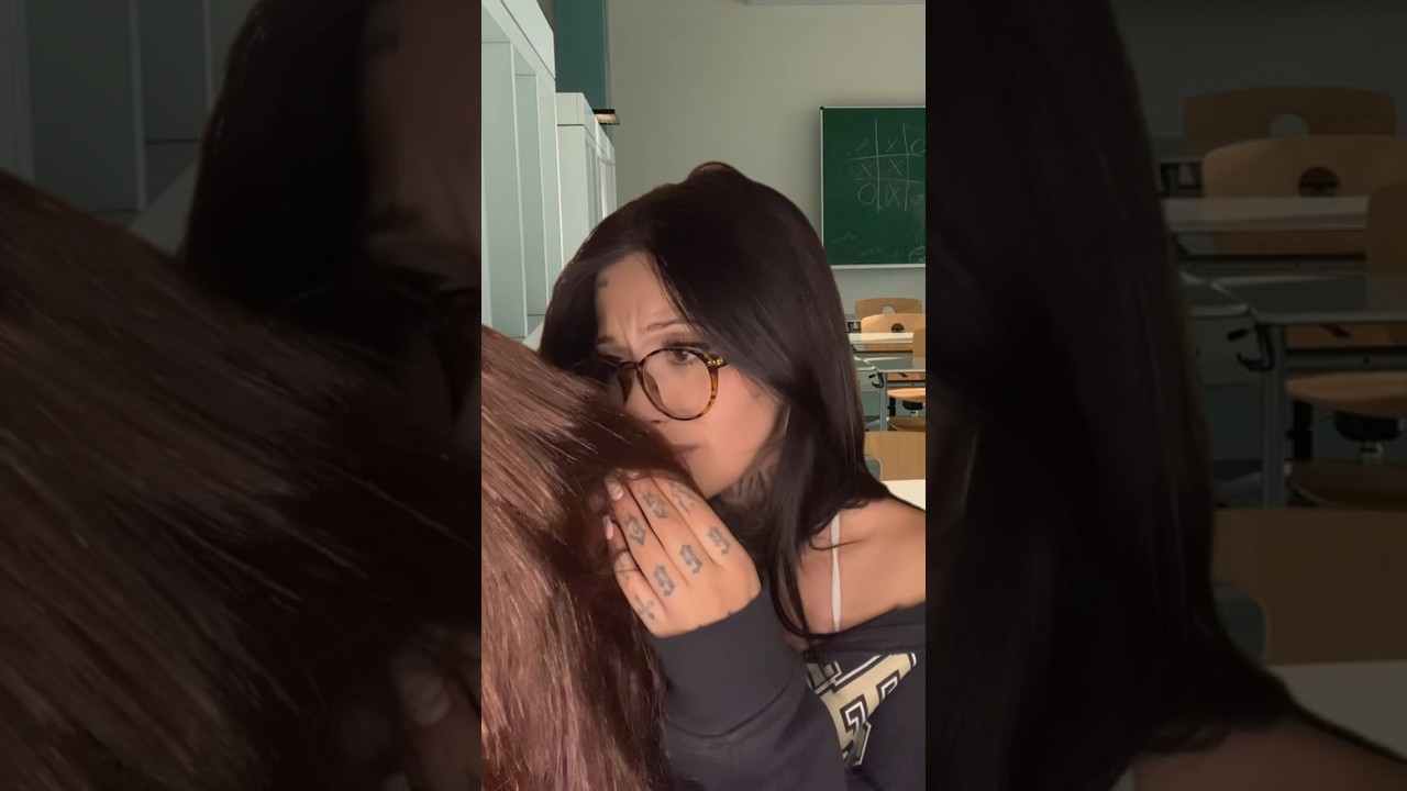 toksik sıra arkadaşın sa&ccedil;ınla ilgileniyor 🙄 #asmr #asmrsounds #asmrvideo