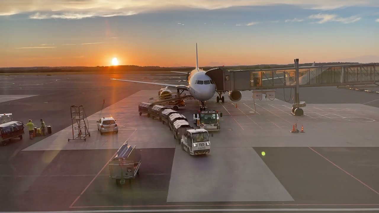 Time-Lapse of aircraft: Ground Services for Pegasus Airlines A320 with Sunset