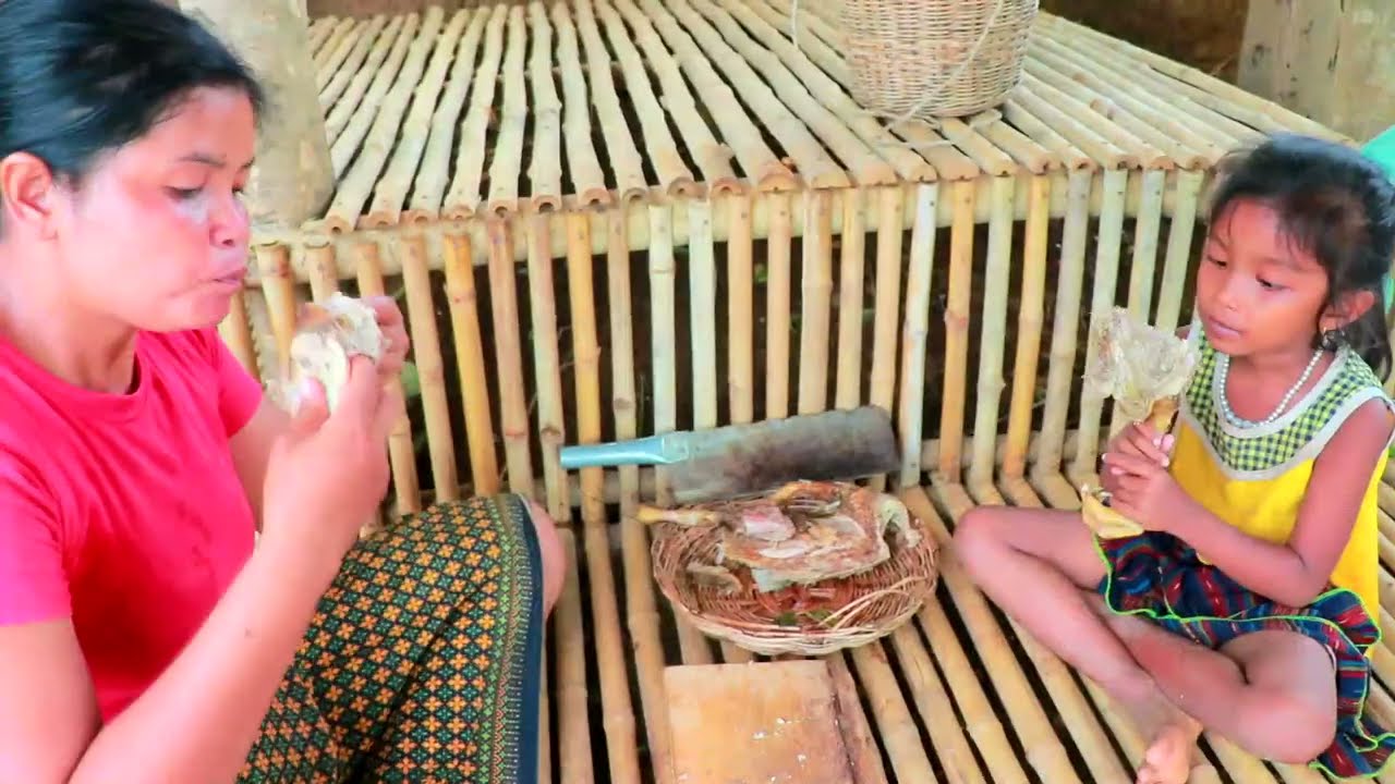 Primitive Life Village - Amazing duck hunting - Cute baby monkey and Cook delicious duck(Part4)