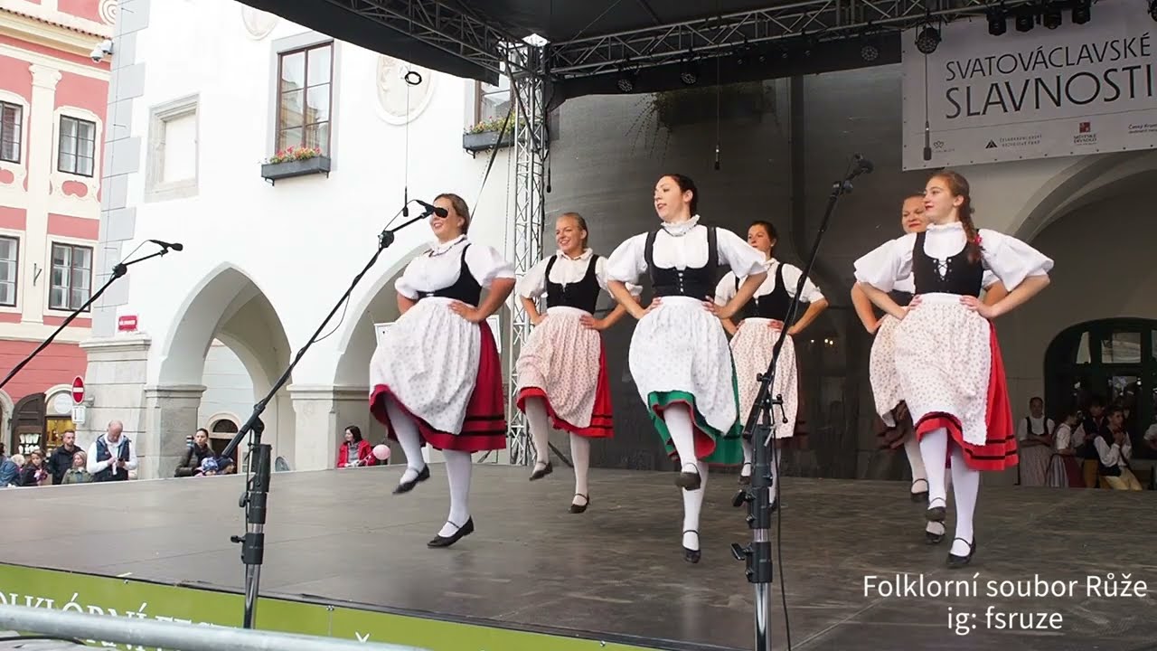 Mezinárodní folklorní festival Český Krumlov - Folklorní soubor Růže -  tanec Šátky
