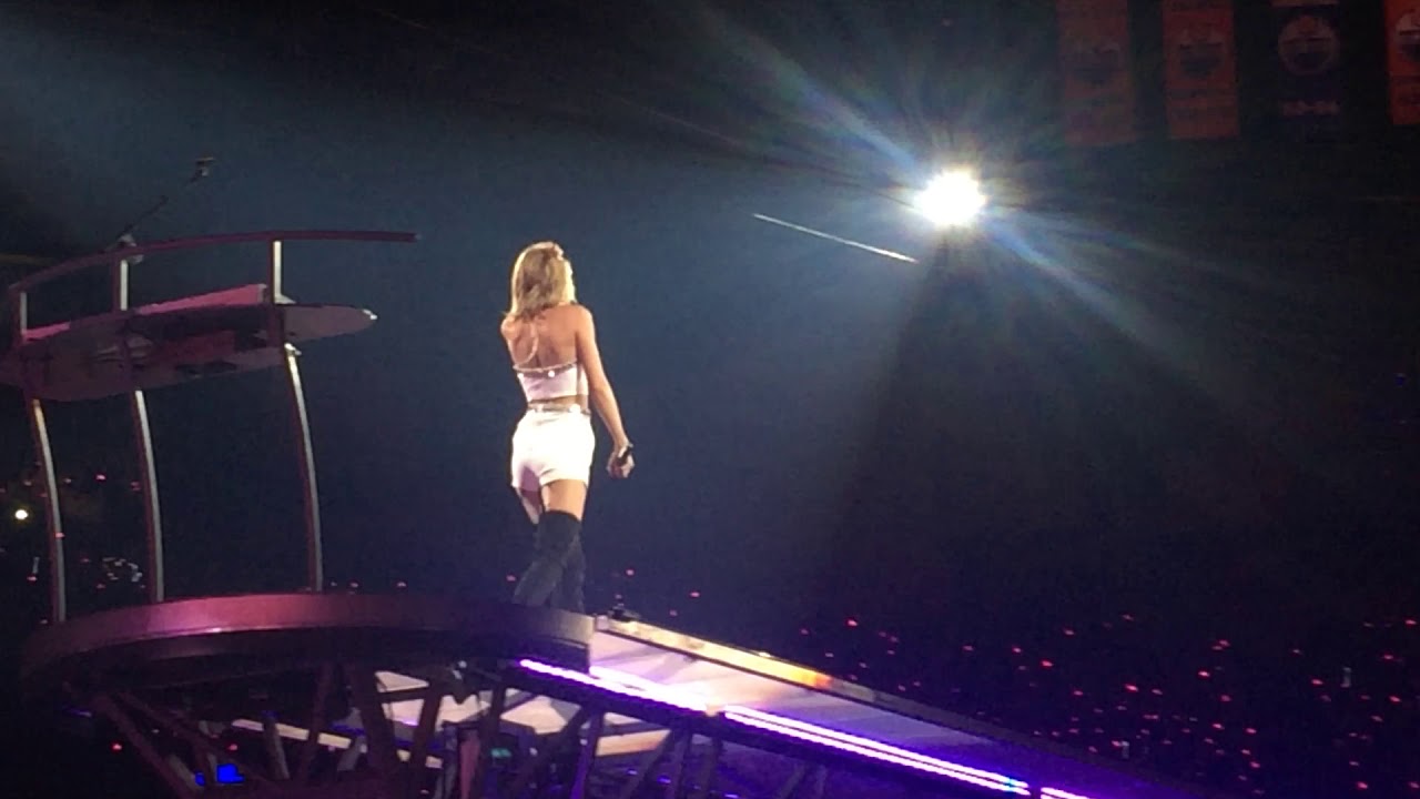 Taylor Swift - Love Story (1989 Style LIVE)