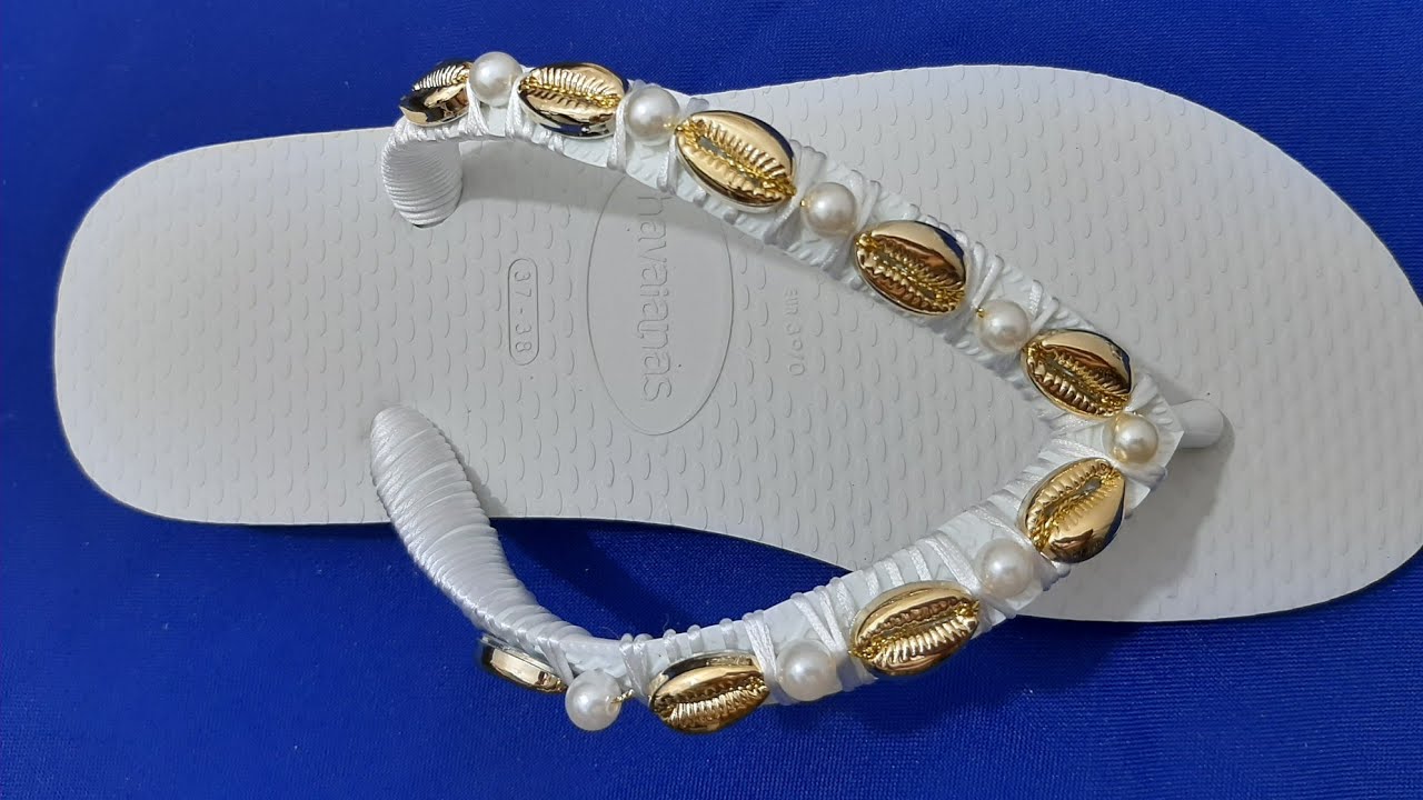 havaiana customizada com pérolas e conchas