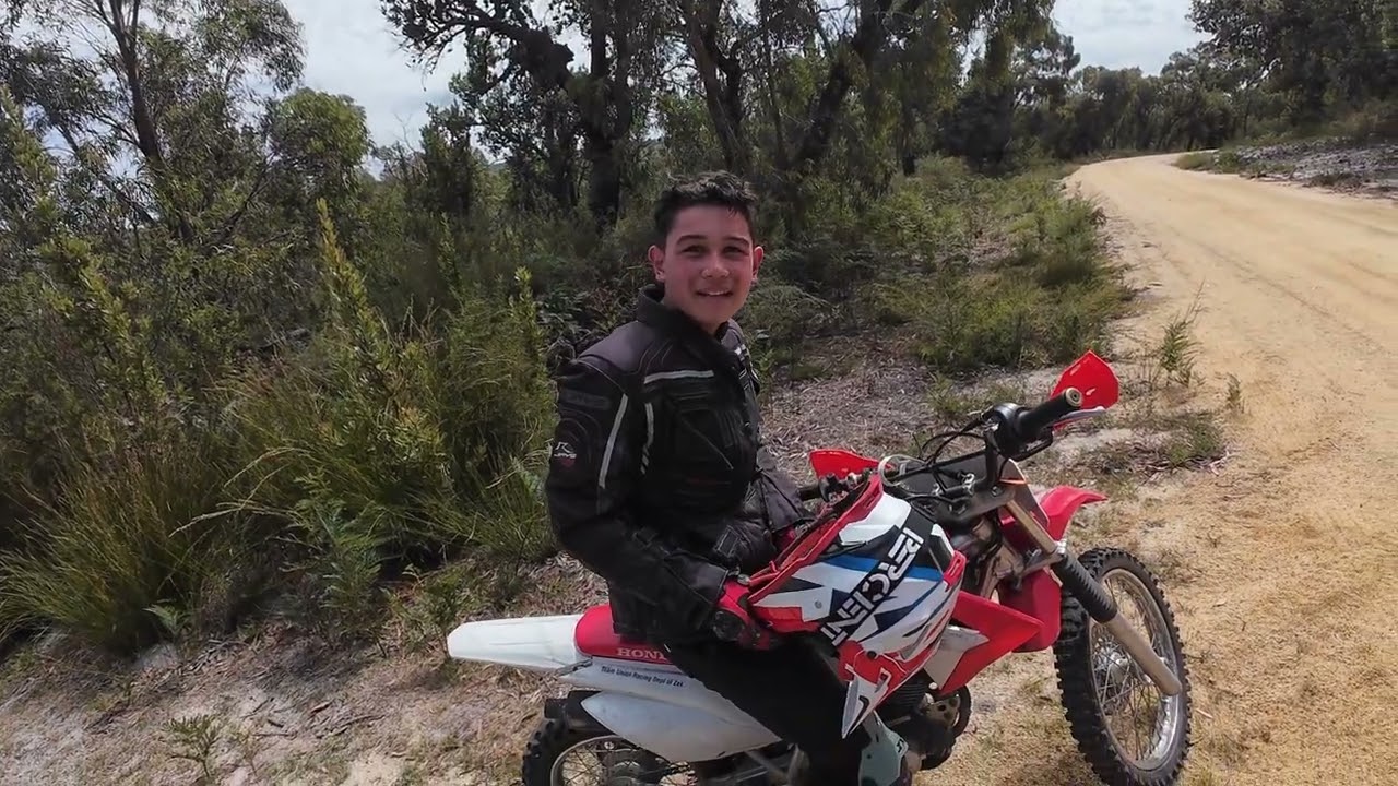 Trying to keep up with an 11year old on his first sand track // Honda CRF125 // Honda XR250