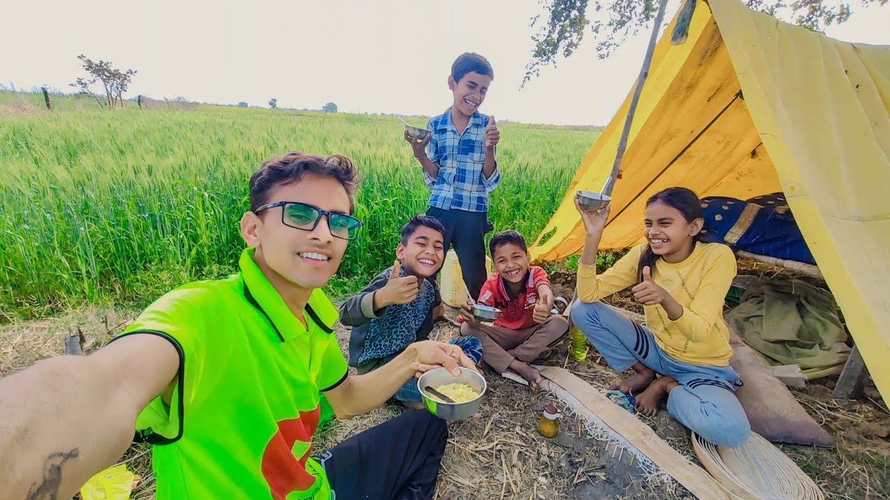 खेत में मैग्गी बनाई 😀