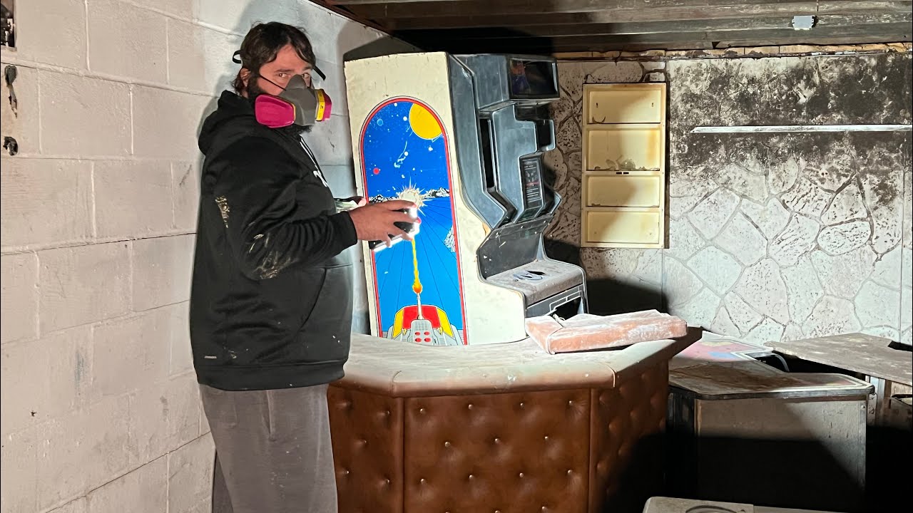 Abandoned House Full Of Vintage Arcade Machines! & Hawk attacking and eating a snake!