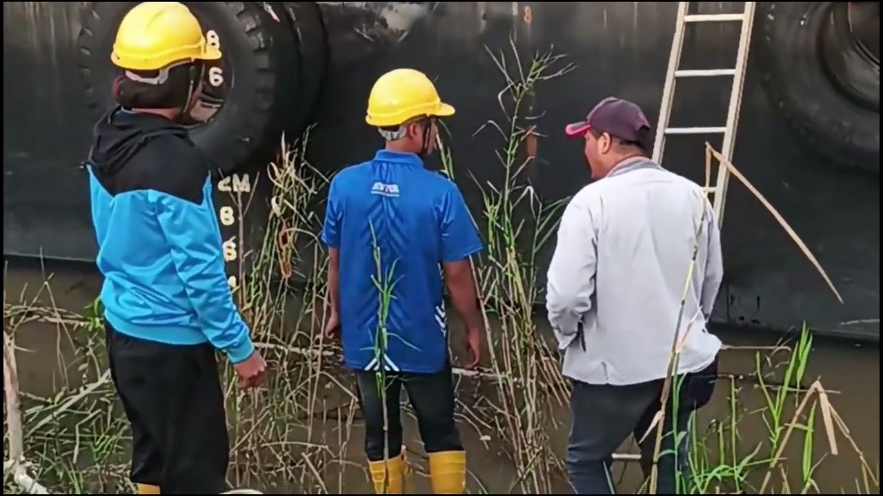 Tungkang baru sahaja tiba membawa mesin bore pile serta peralatan bore pile