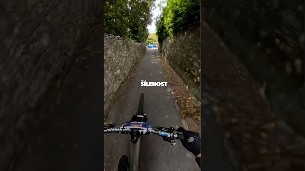 Nej&scaron;&iacute;leněj&scaron;&iacute; městsk&yacute; sjezd v Evropě ☝️🫣 @TomasSlavikDotCom #redbull #mtb #downhill