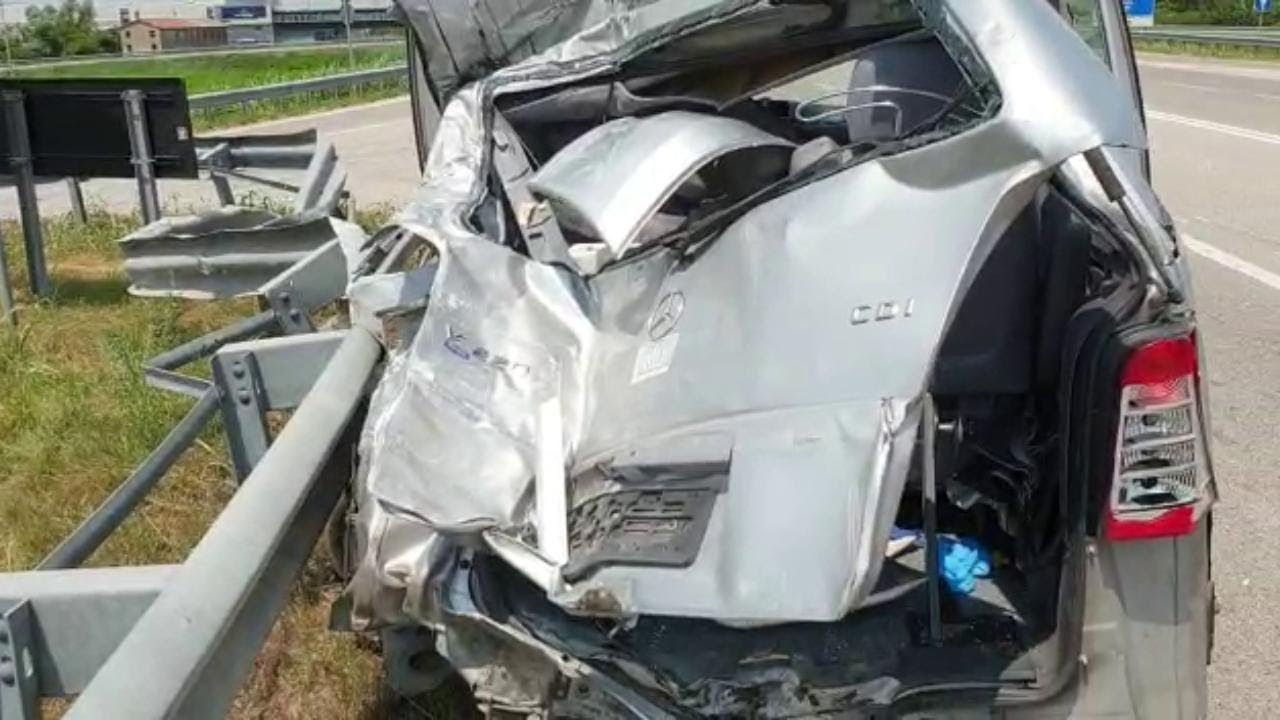 Auto finisce contro un camion a Latisana, un morto e tre feriti gravi