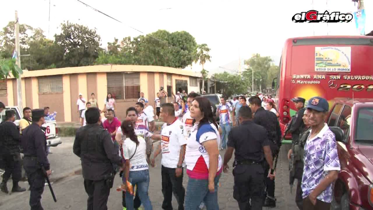 Incidentes antes del partido Firpo - FAS afuera del estadio---