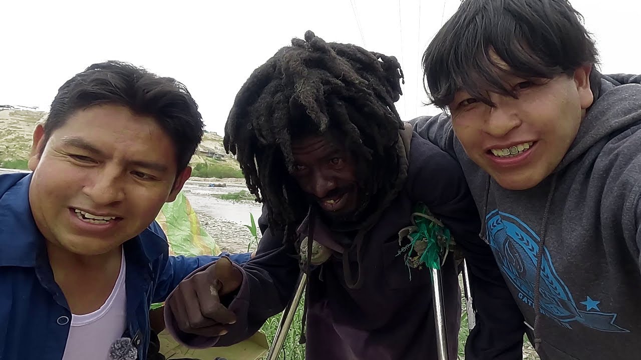 El hombre que VIVE SOLO en la ORILLA del rio cerca al mar