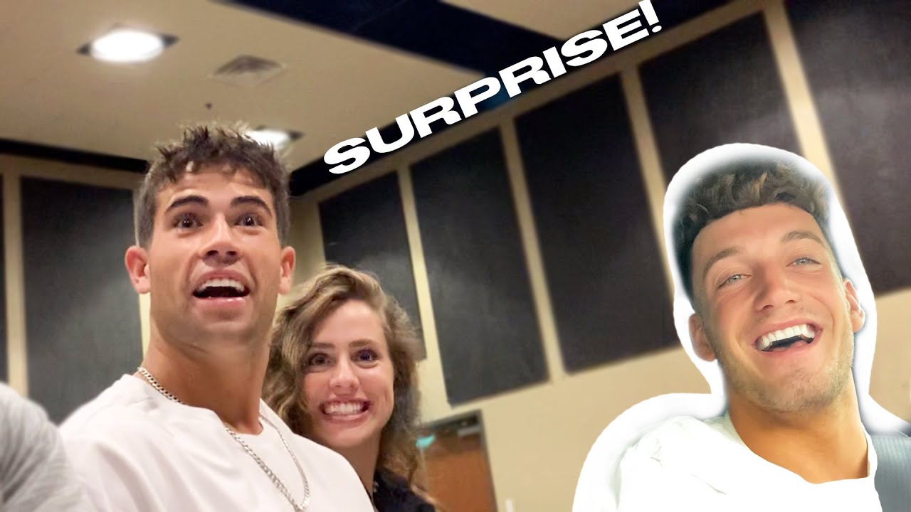SURPRISING MY BESTFRIEND AT COLLEGE