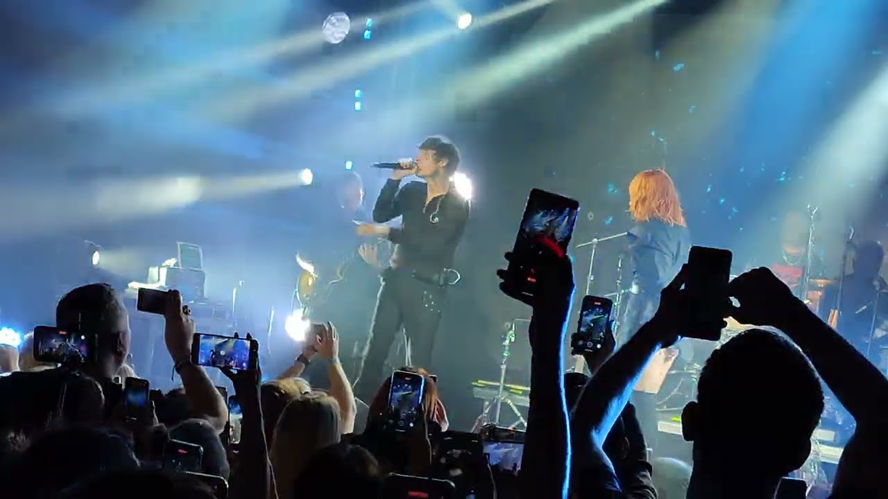 Юлия Савичева и Мукка - Метелица (live, 18.10.2025, клуб Космонавт, Санкт-Петербург)