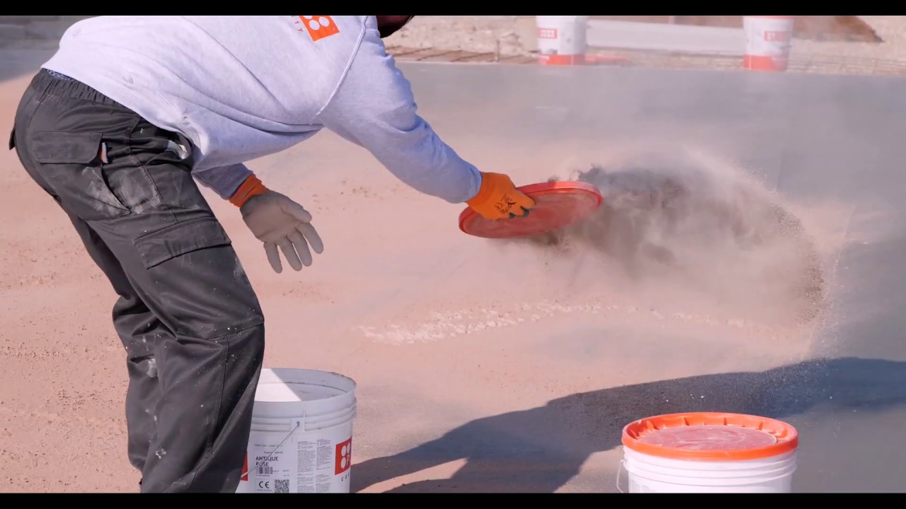 Il pavimento stampato effetto roccia prende forma. - Rock-effect stamped concrete floor takes shape.