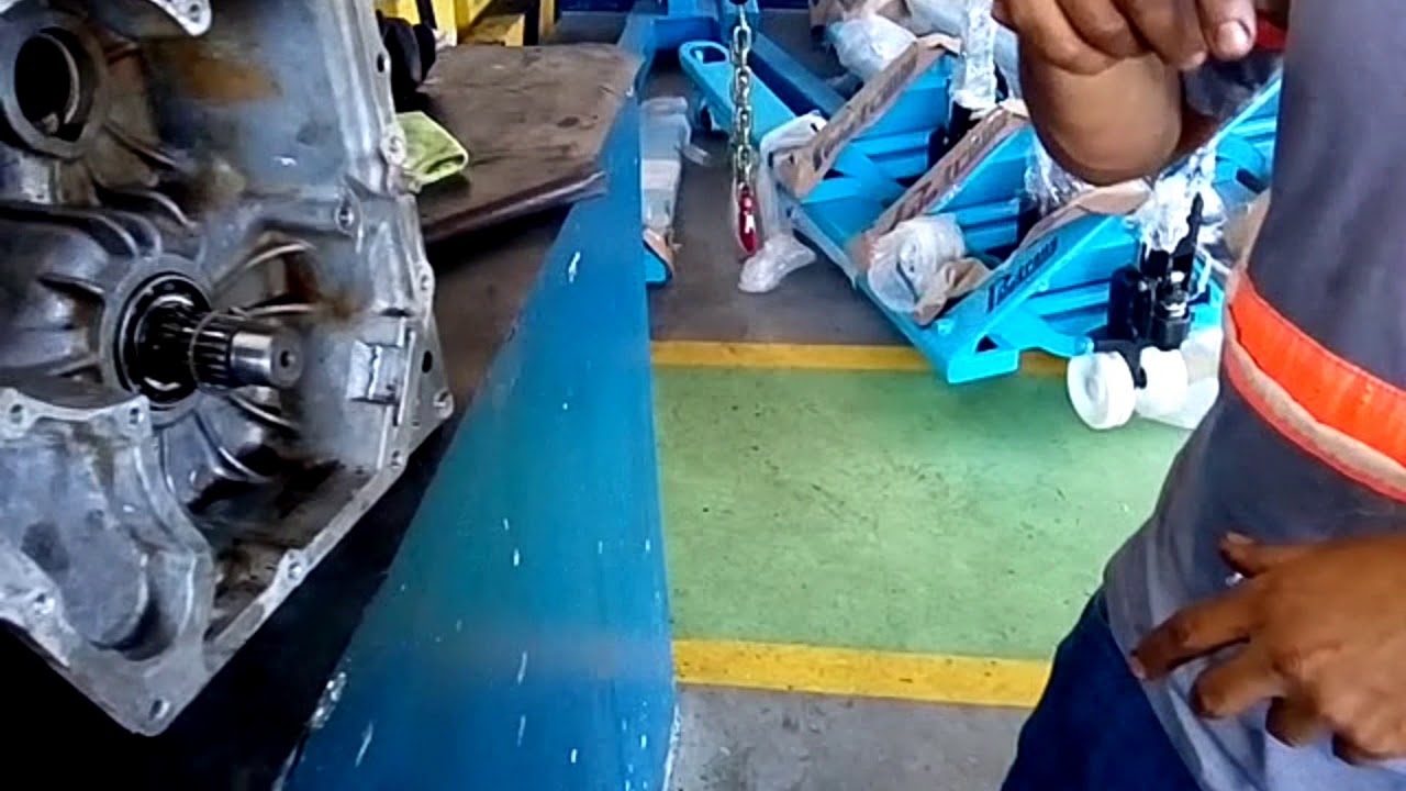 Continuação da montagem da transmissão da empilhadeiraToyota 8FGJ35