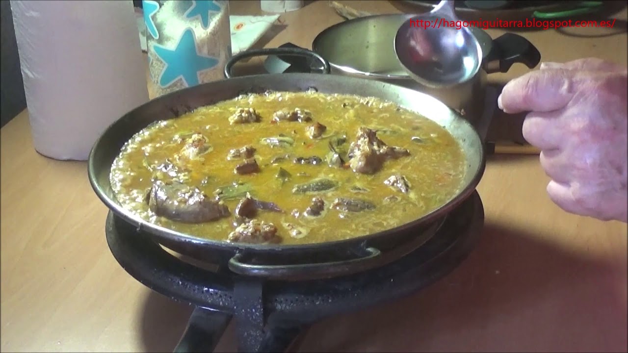 Paella valenciana o arroz con cosas.