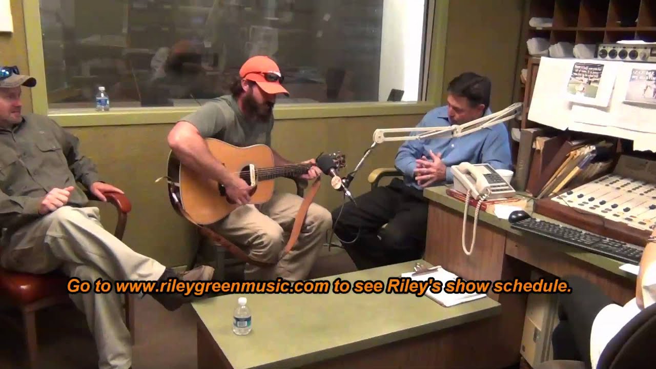 Riley Green singing his original song 