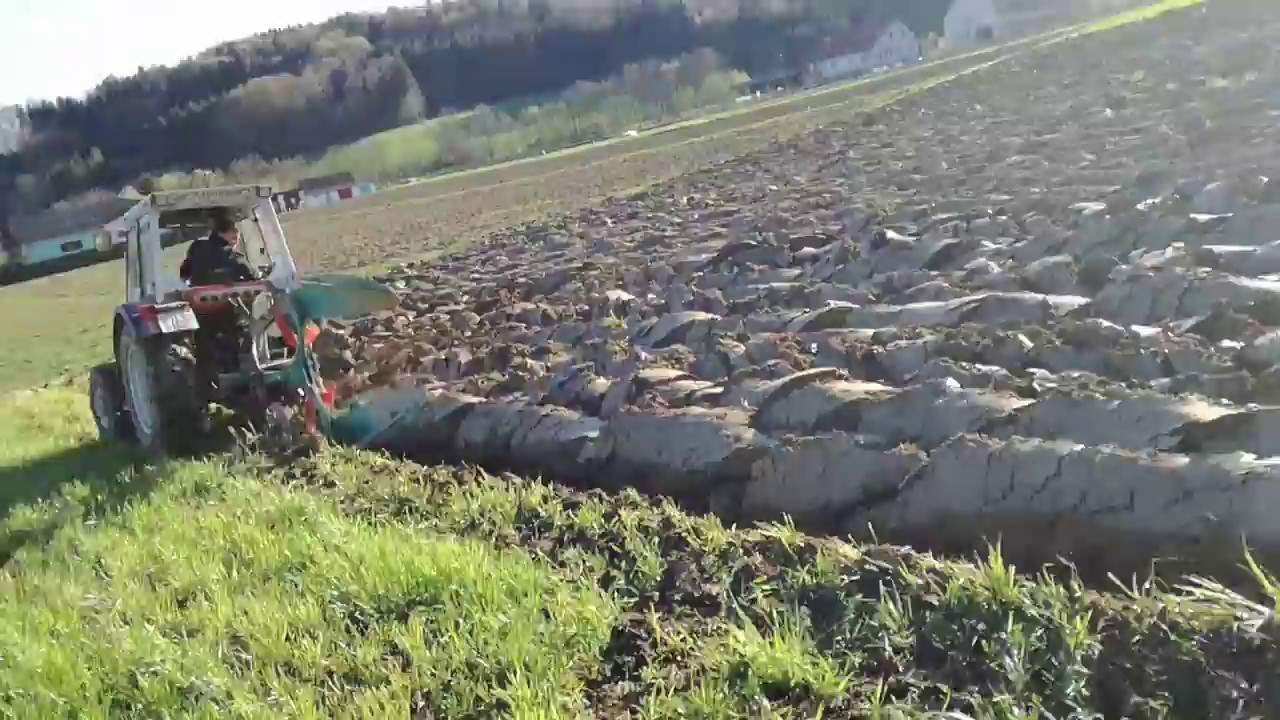 Steyr 8075 beim Pflügen