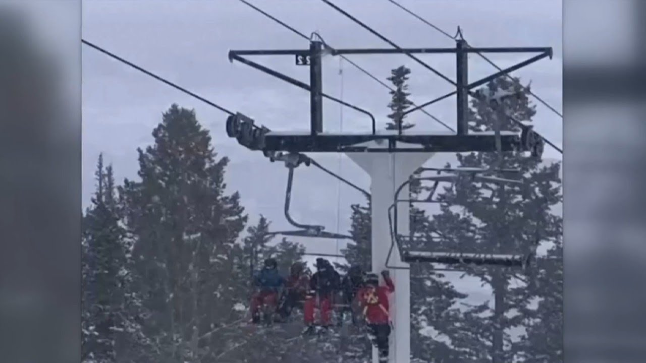 Skiers rescued from broken chairlift in the United States