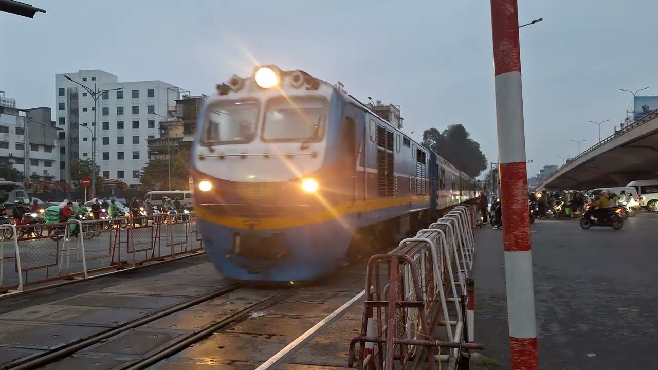 HNR 111: D19E-941 kéo tàu khách SE7 thông qua chắn Trường Chinh