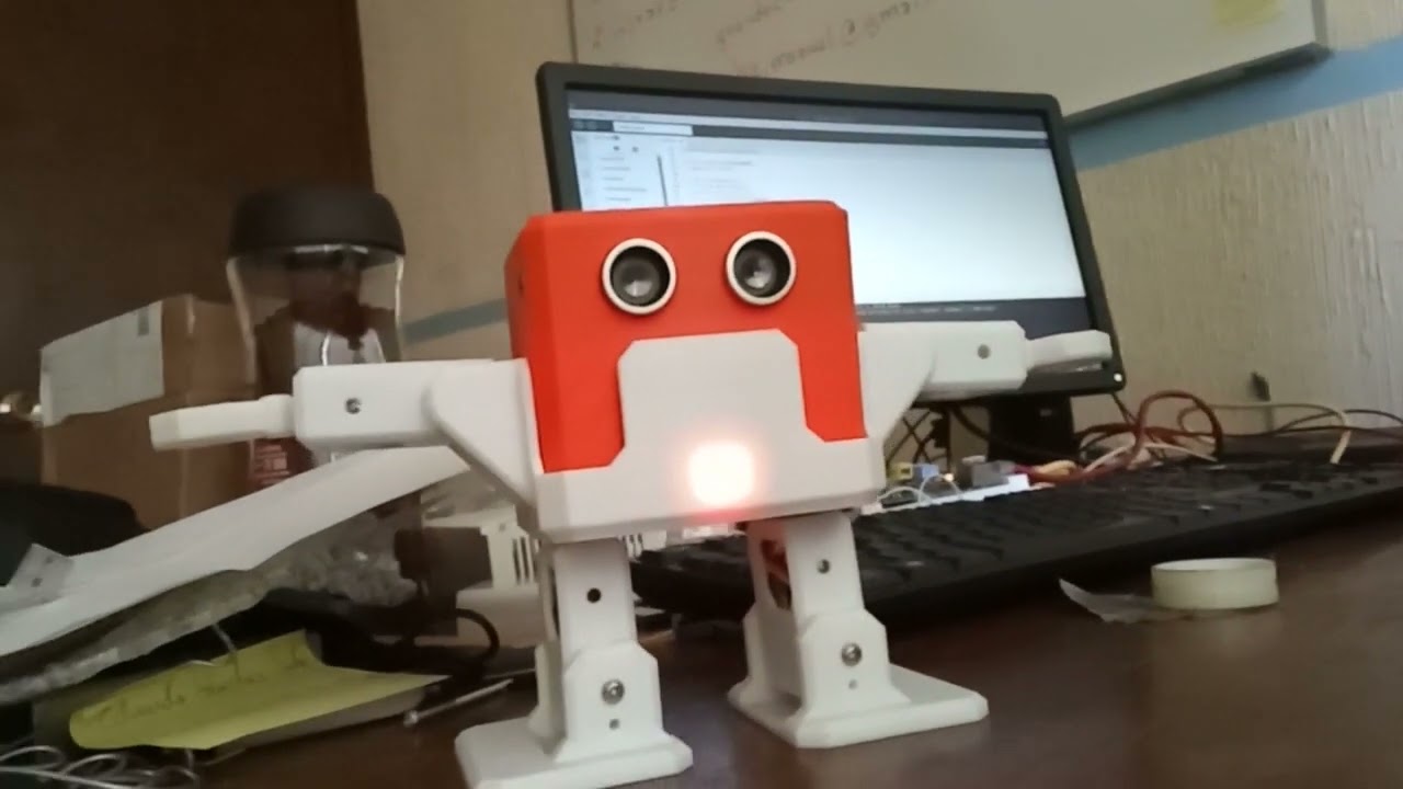 Otto, el robot gritón, reconocedor de voz y bailarín