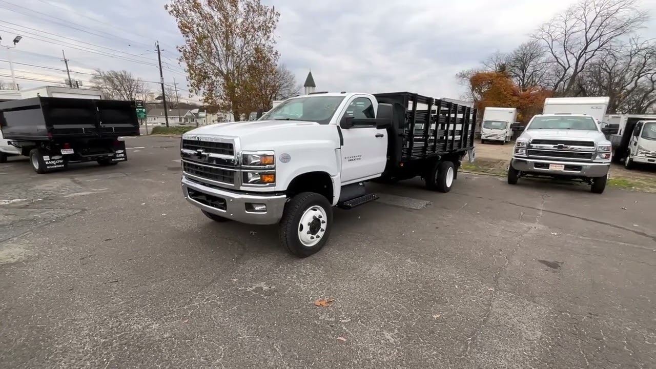 Chevrolet 5500 4x4 2024 года выпуска с кузовом Stake длиной 16 футов и откидным подъемным бортом