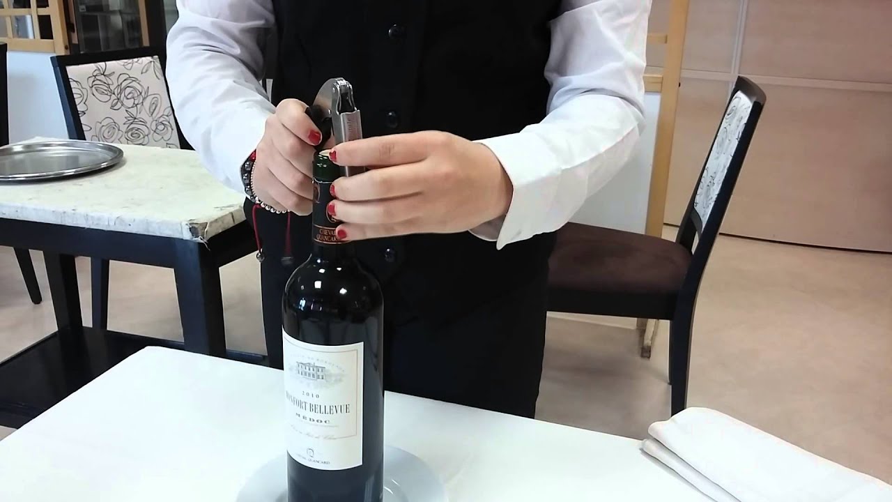 Kathy service vin rouge debout
