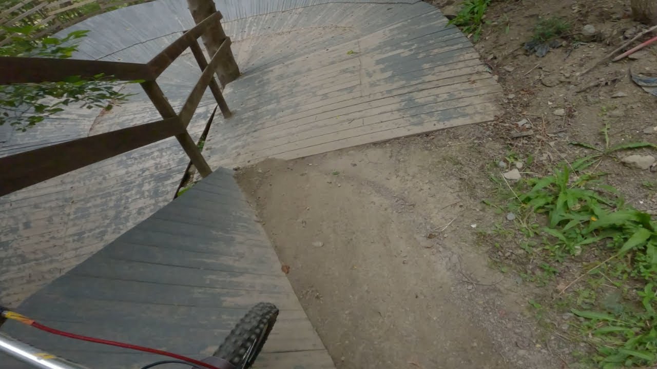 Riding downhill in the capital of Sweden (Flottsbro bikepark)