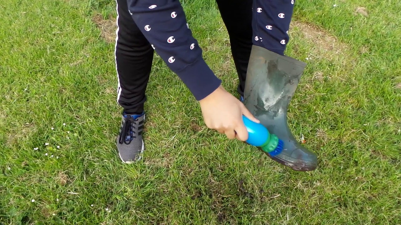 How to clean muddy wellies!