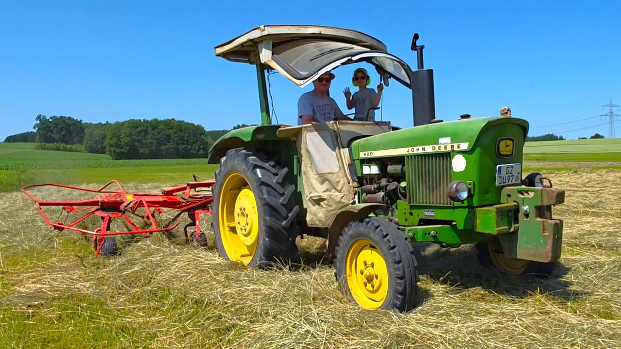 John Deere 920 anno 1970 mit Jonny Familie bei Heuernte 2025 wie John Deere 2850 & John Deere 1140