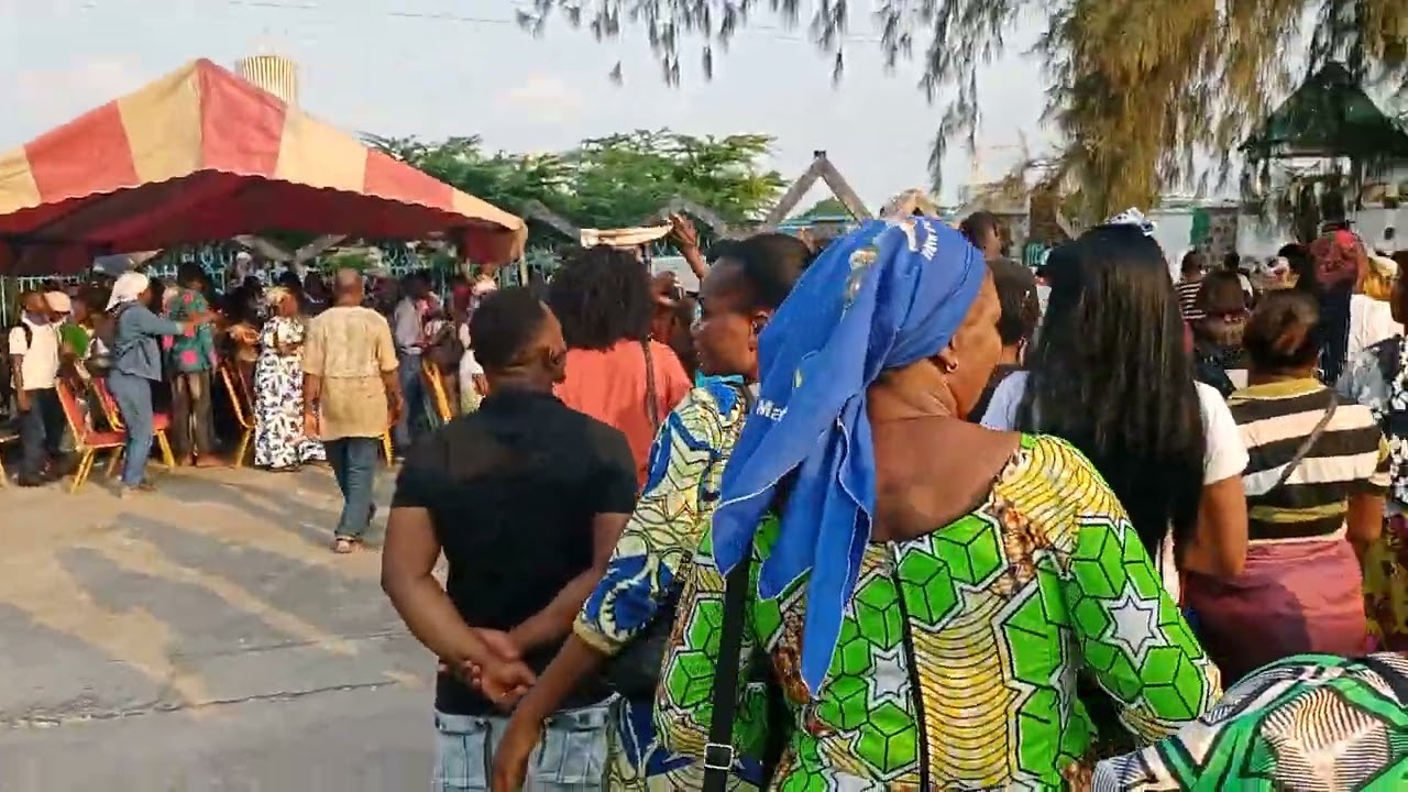 instant louange avec les jeunes du renouveau charismatique catholique de Brazzaville. P Jack.