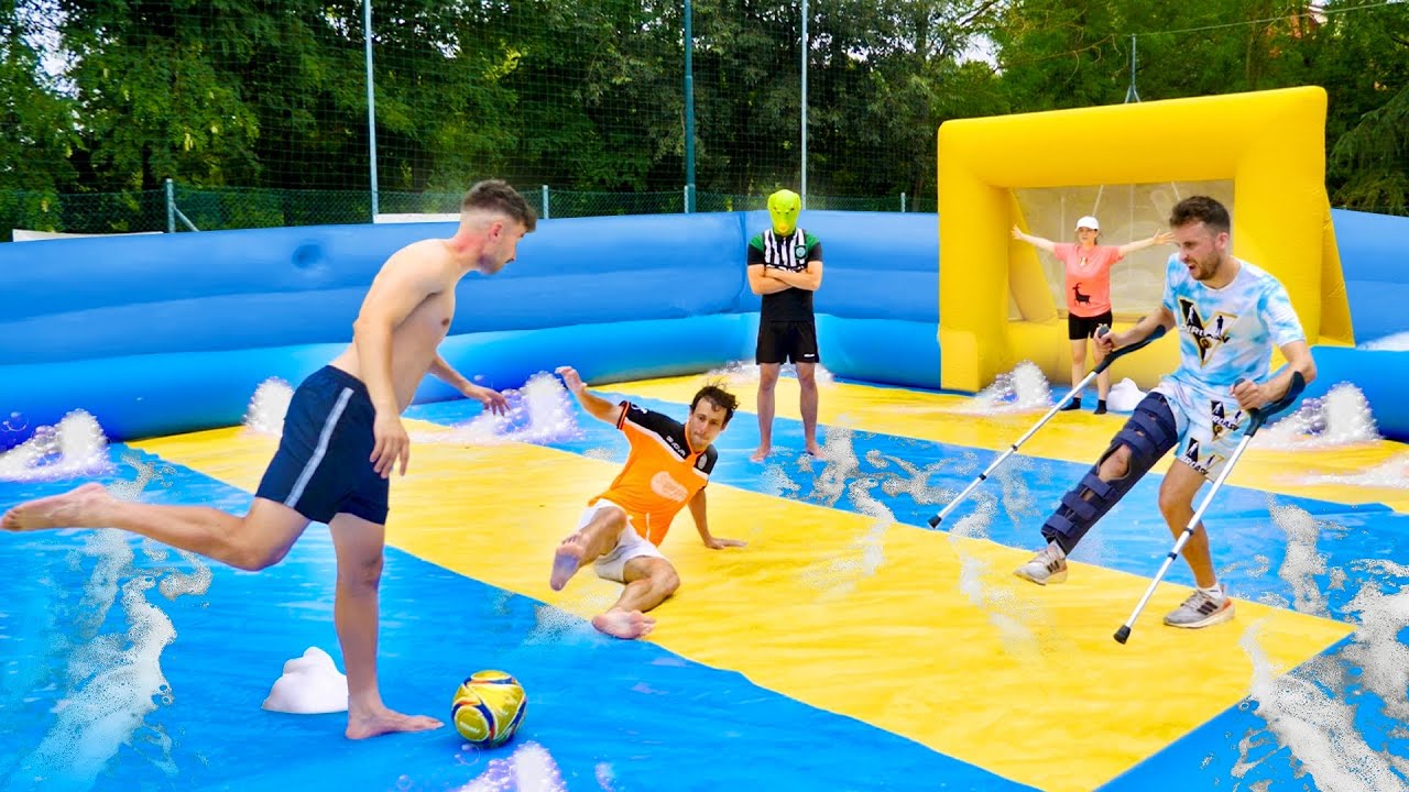 ⚽️ Torneo di CALCIO SAPONATO nell’arena GONFIABILE! *SCIVOLOSO*💦