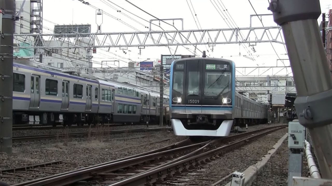 平日朝の総武本線津田沼駅（字幕入り）