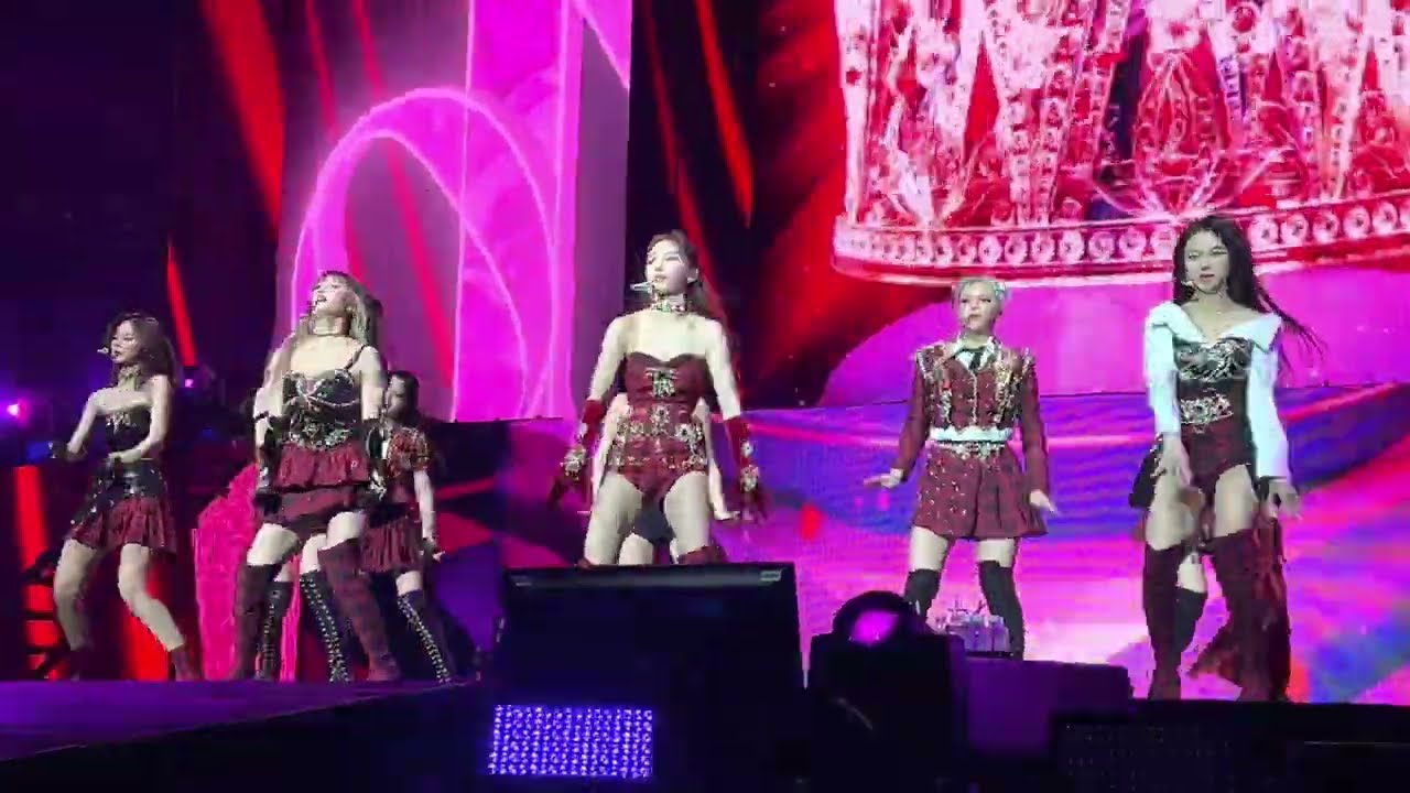 TWICE(트와이스) QUEEN + FANCY + TURN IT UP | 4th WORLD TOUR III | New York | Day 2 [FANCAM] 220227